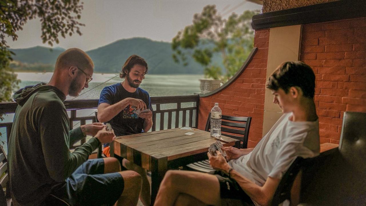 Hotel Forest Lake Backpackers' Hostel โพคารา ภายนอก รูปภาพ
