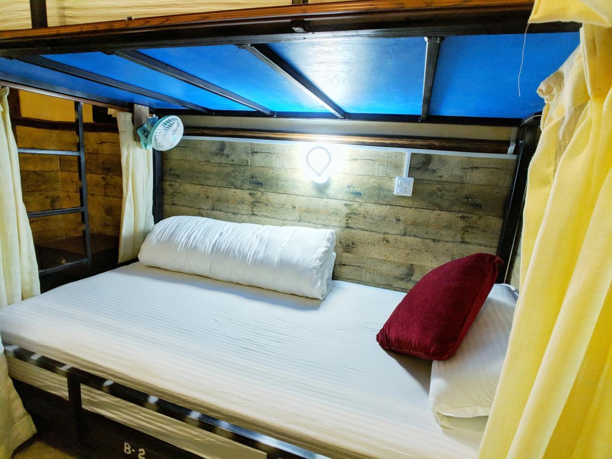 Hotel Forest Lake Backpackers' Hostel โพคารา ภายนอก รูปภาพ