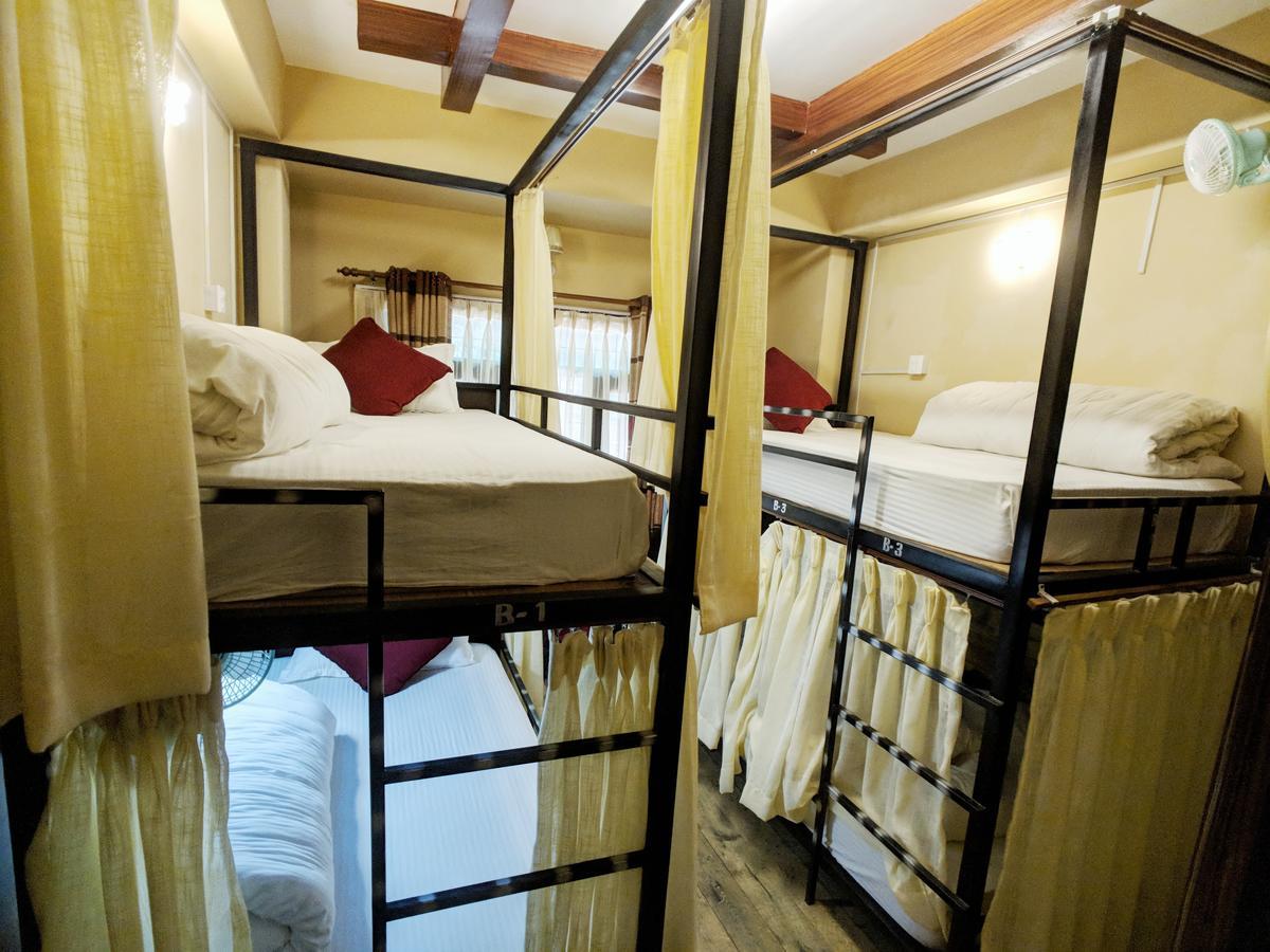 Hotel Forest Lake Backpackers' Hostel โพคารา ภายนอก รูปภาพ