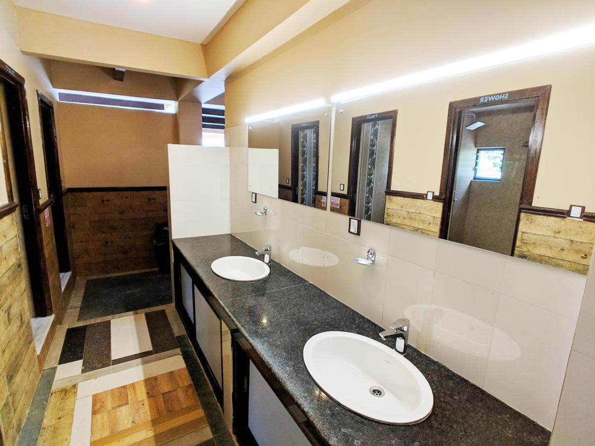 Hotel Forest Lake Backpackers' Hostel โพคารา ภายนอก รูปภาพ
