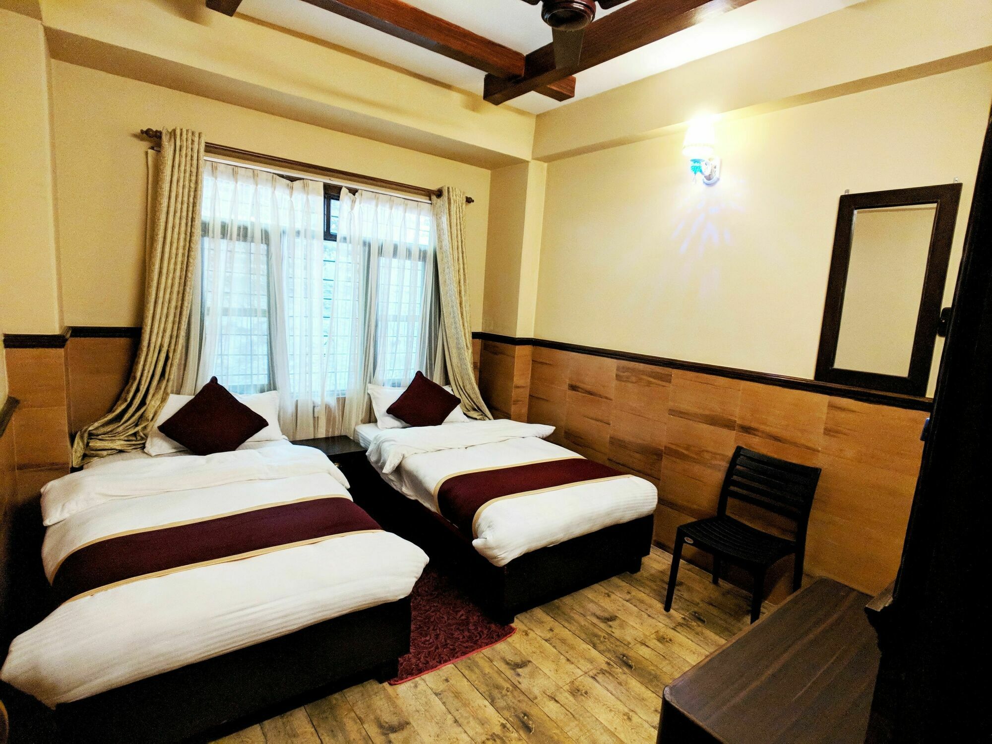 Hotel Forest Lake Backpackers' Hostel โพคารา ภายนอก รูปภาพ